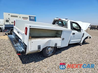 Trzecie zdjęcie samochodu z tyłu: 2022 FORD F250 SD 2WD V8 FFV REG CAB 6.2L XL UTILITY / SERVICE BODY VIN:1FDBF2A69NEE23459 - miniatura
