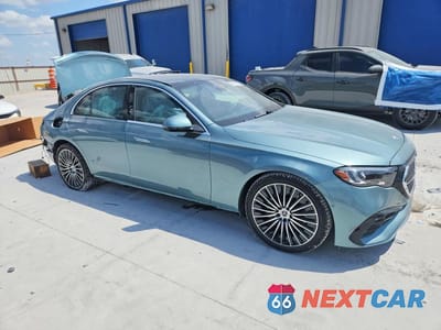 Czwarte zdjęcie samochodu z boku: 2025 MERCEDES-BENZ E 350 VIN:W1KLF4GB9SA117380 - miniatura