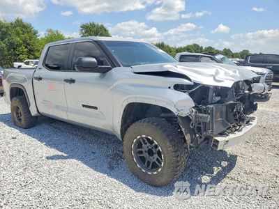 Czwarte zdjęcie samochodu z boku: 2025 TOYOTA TUNDRA SR5 VIN:5TFLA5AB7SX050055 - miniatura