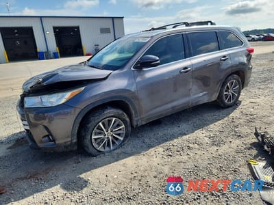 2018 TOYOTA HIGHLANDER XLE 5TDKZRFH6JS542945 - główne zdjęcie licytacji z USA - miniatura