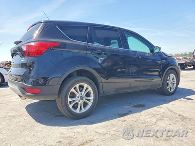 Trzecie zdjęcie samochodu z tyłu: 2019 FORD ESCAPE SE VIN:1FMCU9GD2KUA00250 - miniatura