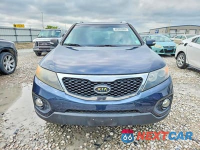 Piąte zdjęcie samochodu w środku: 2013 KIA SORENTO LX VIN:5XYKT3A65DG339941 - miniatura