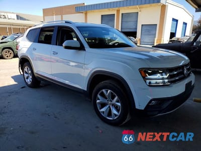 Czwarte zdjęcie samochodu z boku: 2018 VOLKSWAGEN ATLAS SE VIN:1V2KR2CA6JC565009 - miniatura