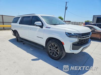 Czwarte zdjęcie samochodu z boku: 2021 CHEVROLET SUBURBAN K1500 Z71 VIN:1GNSKDKDXMR415216 - miniatura