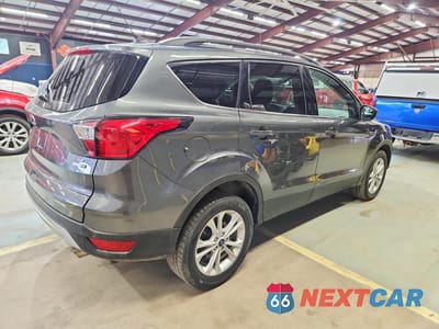 Trzecie zdjęcie samochodu z tyłu: 2019 FORD ESCAPE SEL VIN:1FMCU9HD3KUA48693 - miniatura