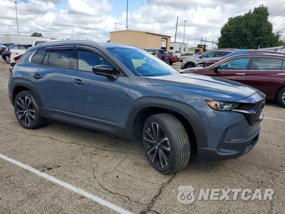 Czwarte zdjęcie samochodu z boku: 2024 MAZDA CX-50 PREMIUM PLUS VIN:7MMVABEMXRN185426 - miniatura