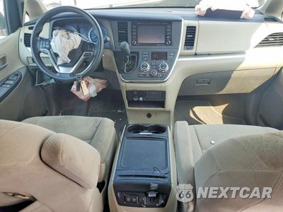 Zdjęcie 8 z 14 samochodu: 2018 TOYOTA SIENNA LE VIN:5TDKZ3DC6JS936420 - miniatura