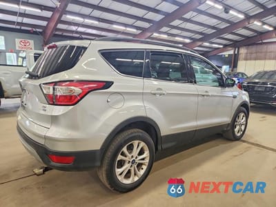 Trzecie zdjęcie samochodu z tyłu: 2018 FORD ESCAPE SE VIN:1FMCU9GD2JUA75321 - miniatura