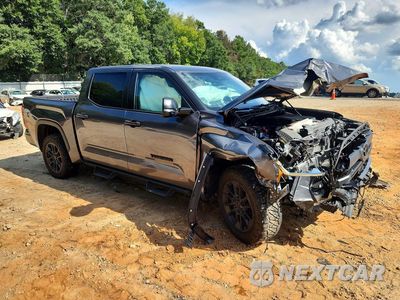 Czwarte zdjęcie samochodu z boku: 2025 TOYOTA TUNDRA SR5 VIN:5TFLA5DB2SX328243 - miniatura