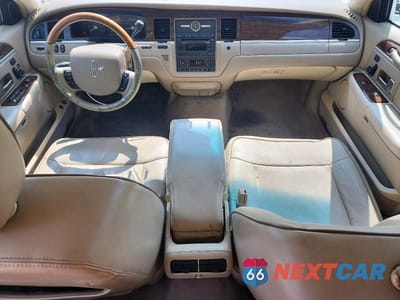 Zdjęcie 8 z 12 samochodu: 2007 LINCOLN TOWN CAR DESIGNER VIN:1LNHM83W57Y613776 - miniatura