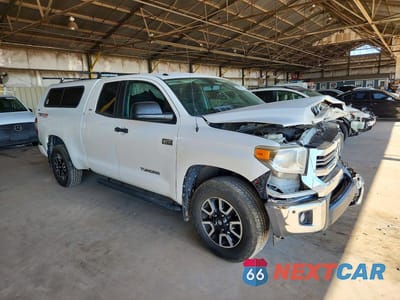 Czwarte zdjęcie samochodu z boku: 2017 TOYOTA TUNDRA SR5 VIN:5TFUW5F12HX673534 - miniatura
