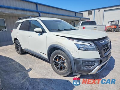 Czwarte zdjęcie samochodu z boku: 2023 NISSAN PATHFINDER SV VIN:5N1DR3BD5PC258107 - miniatura