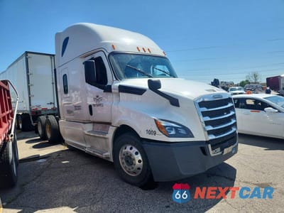 Czwarte zdjęcie samochodu z boku: 2019 FREIGHTLINER CASCADIA 126 SEMI TRUCK VIN:3AKJHHDR2KSKD1187 - miniatura