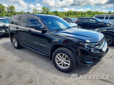 Czwarte zdjęcie samochodu z boku: 2025 JEEP GRAND CHEROKEE LAREDO VIN:1C4RJHAG3S8644482 - miniatura