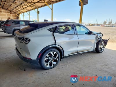 Trzecie zdjęcie samochodu z tyłu: 2023 FORD MUSTANG MACH-E PREMIUM VIN:3FMTK3SU7PMA85060 - miniatura
