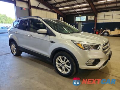 Czwarte zdjęcie samochodu z boku: 2018 FORD ESCAPE SE VIN:1FMCU0GD1JUB61845 - miniatura