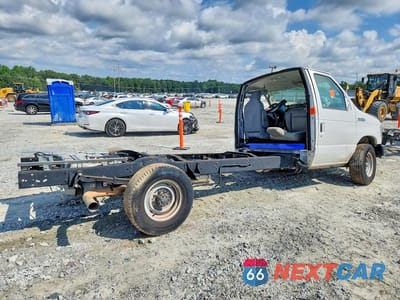 Trzecie zdjęcie samochodu z tyłu: 2023 FORD ECONOLINE E350 SUPER DUTY CUTAWAY VAN VIN:1FDWE3FKXPDD07079 - miniatura
