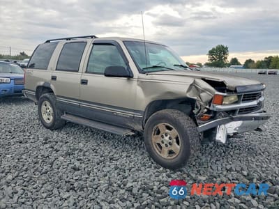 Czwarte zdjęcie samochodu z boku: 1999 CHEVROLET TAHOE K1500 VIN:1GNEK13R6XJ412564 - miniatura