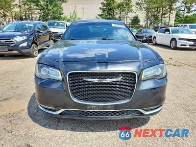 Piąte zdjęcie samochodu w środku: 2016 CHRYSLER 300 S VIN:2C3CCAGG0GH248823 - miniatura