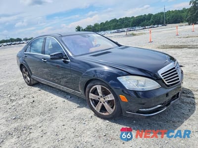 Czwarte zdjęcie samochodu z boku: 2013 MERCEDES-BENZ S 550 4MATIC VIN:WDDNG9EB4DA500751 - miniatura