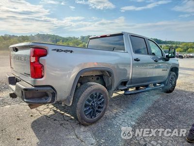 Trzecie zdjęcie samochodu z tyłu: 2026 CHEVROLET SILVERADO K2500 CUSTOM VIN:2GC4KME75T1117798 - miniatura