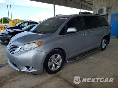 2017 TOYOTA SIENNA LE 5TDKZ3DC4HS882514 - główne zdjęcie licytacji z USA - miniatura