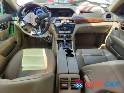 Zdjęcie 8 z 12 samochodu: 2014 MERCEDES-BENZ C 250 VIN:WDDGF4HBXEG248254 - miniatura