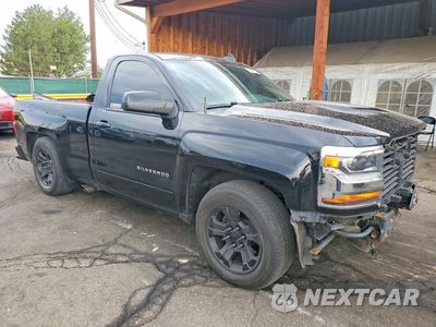 Czwarte zdjęcie samochodu z boku: 2017 CHEVROLET SILVERADO C1500 LT VIN:1GCNCREC1HZ126718 - miniatura