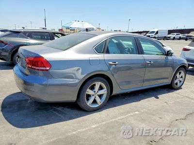Trzecie zdjęcie samochodu z tyłu: 2015 VOLKSWAGEN PASSAT S VIN:1VWAT7A33FC113412 - miniatura