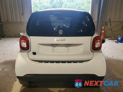 Zdjęcie 6 z 12 samochodu: 2018 SMART FORTWO VIN:WMEFJ9BA5JK283701 - miniatura