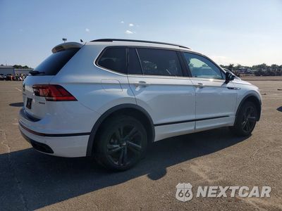 Trzecie zdjęcie samochodu z tyłu: 2024 VOLKSWAGEN TIGUAN SE R-LINE BLACK VIN:3VV8B7AX3RM045009 - miniatura