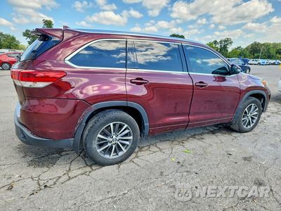 Trzecie zdjęcie samochodu z tyłu: 2018 TOYOTA HIGHLANDER XLE VIN:5TDKZRFH9JS277390 - miniatura