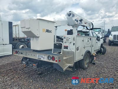 Trzecie zdjęcie samochodu z tyłu: 2023 FORD F550 SUPER DUTY BUCKET TRUCK VIN:1FDUF5HT6PDA10011 - miniatura