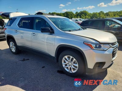 Czwarte zdjęcie samochodu z boku: 2021 CHEVROLET TRAVERSE LS VIN:1GNERFKW4MJ265480 - miniatura