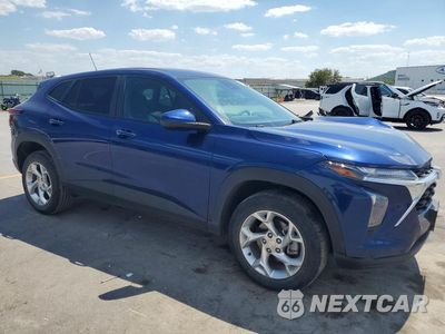 Czwarte zdjęcie samochodu z boku: 2024 CHEVROLET TRAX LS VIN:KL77LFE25RC013497 - miniatura