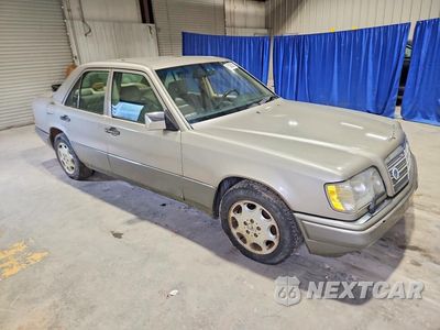 Czwarte zdjęcie samochodu z boku: 1995 MERCEDES-BENZ E 320 BASE VIN:WDBEA32E8SC225845 - miniatura