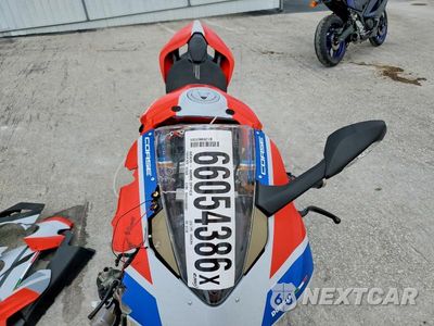 Piąte zdjęcie samochodu w środku: 2019 DUCATI PANIGALE V4 VIN:ZDMDAGNW9KB011109 - miniatura