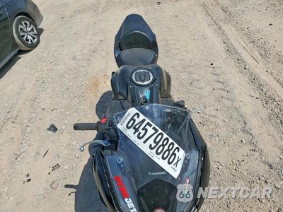 Piąte zdjęcie samochodu w środku: 2025 KAWASAKI EX650 R VIN:ML5EXER13SDAE8624 - miniatura