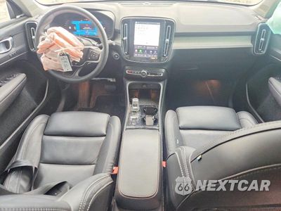 Zdjęcie 8 z 12 samochodu: 2025 VOLVO XC40 PLUS VIN:YV4L12UE8S2601544 - miniatura