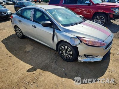 Czwarte zdjęcie samochodu z boku: 2016 FORD FOCUS S VIN:1FADP3E26GL356864 - miniatura