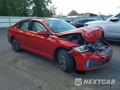Czwarte zdjęcie samochodu z boku: 2022 VOLKSWAGEN JETTA SEL VIN:3VWGM7BU0NM032637 - miniatura
