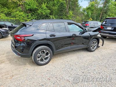 Trzecie zdjęcie samochodu z tyłu: 2025 CHEVROLET TRAX 1LT VIN:KL77LHEP8SC180546 - miniatura