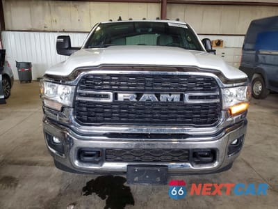 Piąte zdjęcie samochodu w środku: 2024 RAM 2500 BIG HORN VIN:3C6UR5DJ5RG211332 - miniatura