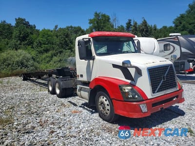 Czwarte zdjęcie samochodu z boku: 2005 VOLVO VNL SEMI TRUCK VIN:4V4NC9GG35N398114 - miniatura
