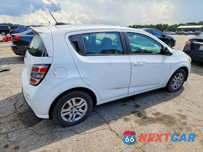 Trzecie zdjęcie samochodu z tyłu: 2018 CHEVROLET SONIC VIN:1G1JG6SG8J4107751 - miniatura
