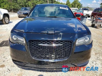 Piąte zdjęcie samochodu w środku: 2017 CHRYSLER 300 S VIN:2C3CCAGG0HH512706 - miniatura