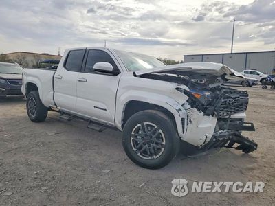 Czwarte zdjęcie samochodu z boku: 2026 TOYOTA TACOMA TRD SPORT VIN:3TMLB5FNXTM068945 - miniatura