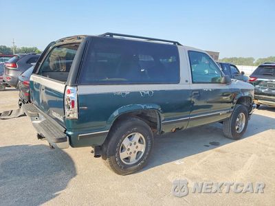 Trzecie zdjęcie samochodu z tyłu: 1995 CHEVROLET TAHOE K1500 VIN:3GNEK18K4SG109868 - miniatura