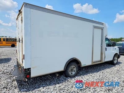 Trzecie zdjęcie samochodu z tyłu: 2021 CHEVROLET EXPRESS G3500 VIN:1GB0GSF71M1144866 - miniatura