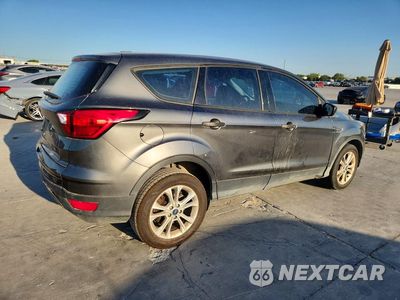 Trzecie zdjęcie samochodu z tyłu: 2019 FORD ESCAPE S VIN:1FMCU0F70KUB00970 - miniatura